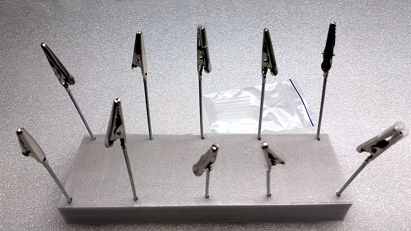 Инструменты и приспособления: Зажимы \"крокодилы\", 10шт + подставка